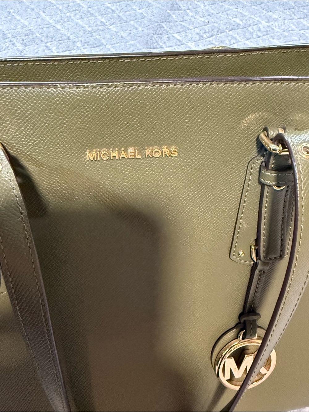 ✨ PRICE DROP ✨ Michael Kors Medium Voyager Leather Tote - olive green - Picture 4 of 15